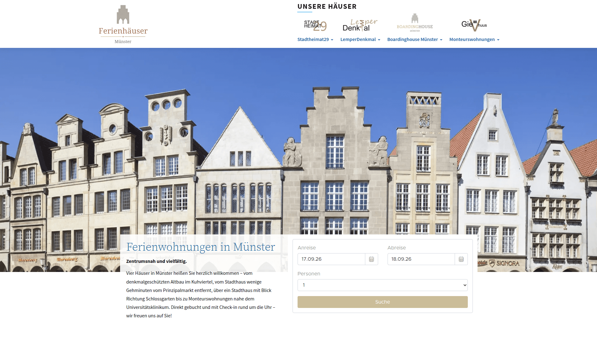 Startseite der Website Ferienhäuser Münster mit Buchungssuche vor der Altstadtkulisse am Prinzipalmarkt